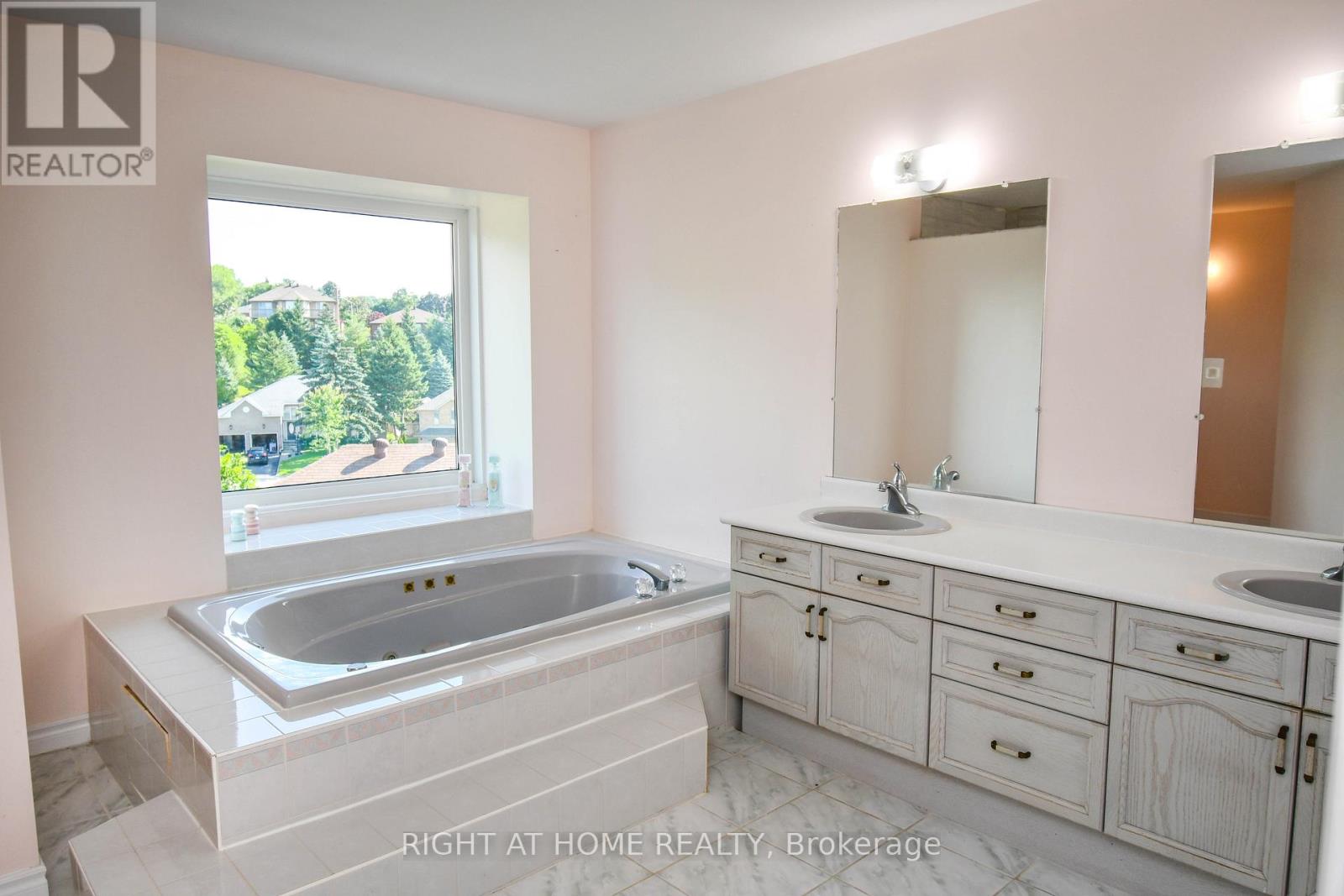 11 Thackeray Crescent, Barrie, Ontario  L4N 6J6 - Photo 23 - S13628176