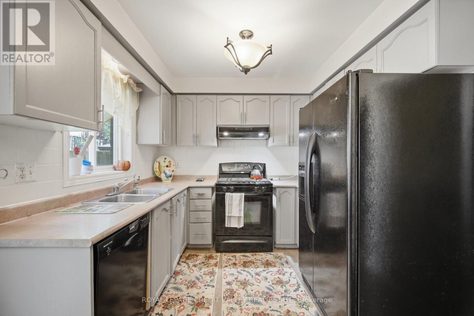 8 Pressed Brick Drive, Brampton, Ontario  L6V 4K8 - Photo 12 - W13628312