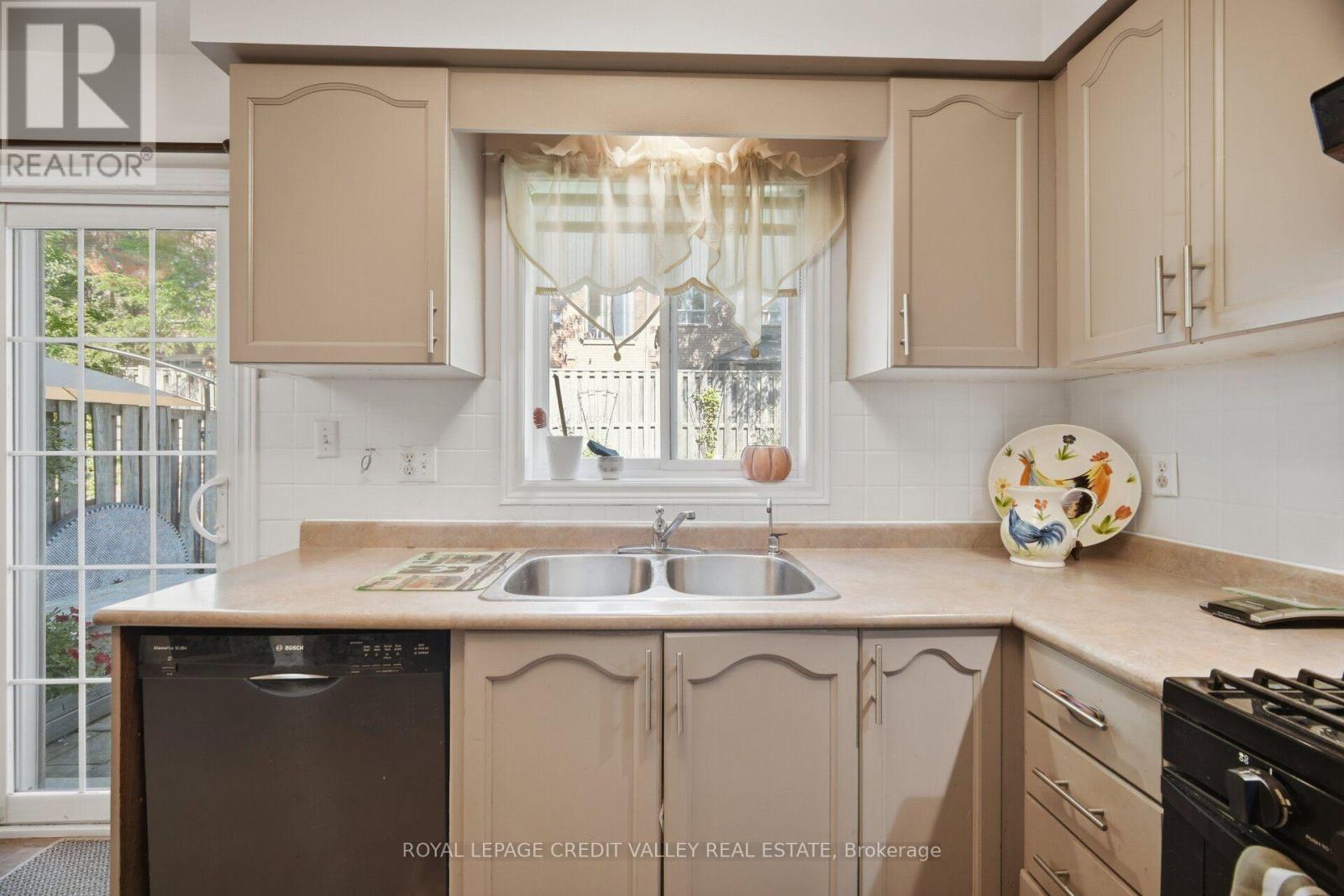 8 Pressed Brick Drive, Brampton, Ontario  L6V 4K8 - Photo 14 - W13628312