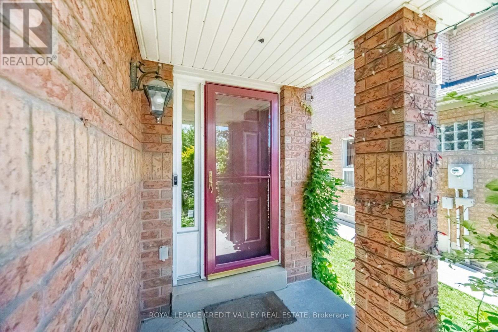 8 Pressed Brick Drive, Brampton, Ontario  L6V 4K8 - Photo 4 - W13628312
