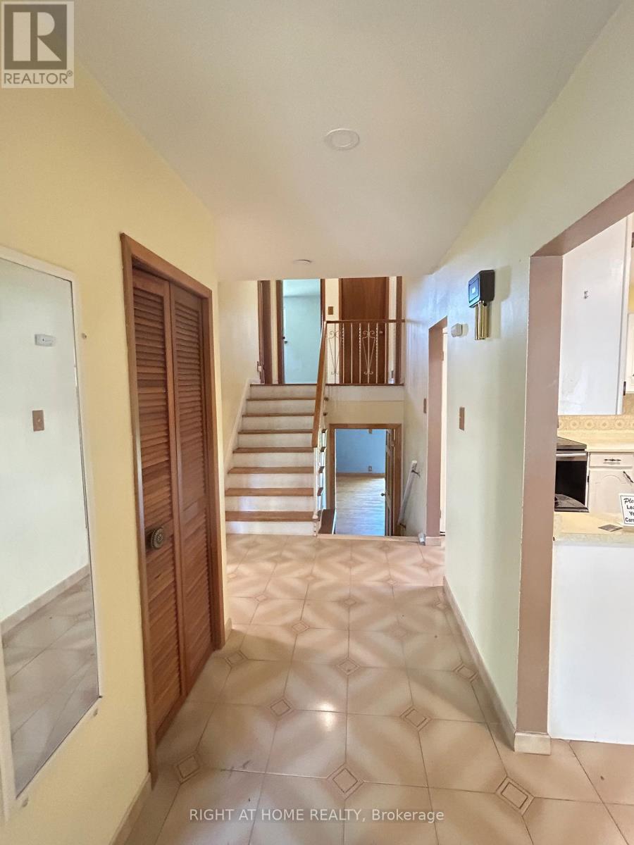 1010 Bloor Street, Mississauga, Ontario  L4Y 2N2 - Photo 3 - W13246236