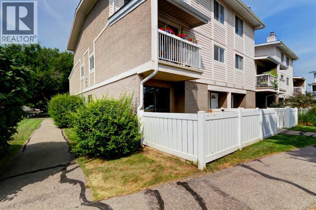 37, 3015 51 Street SW, calgary, Alberta