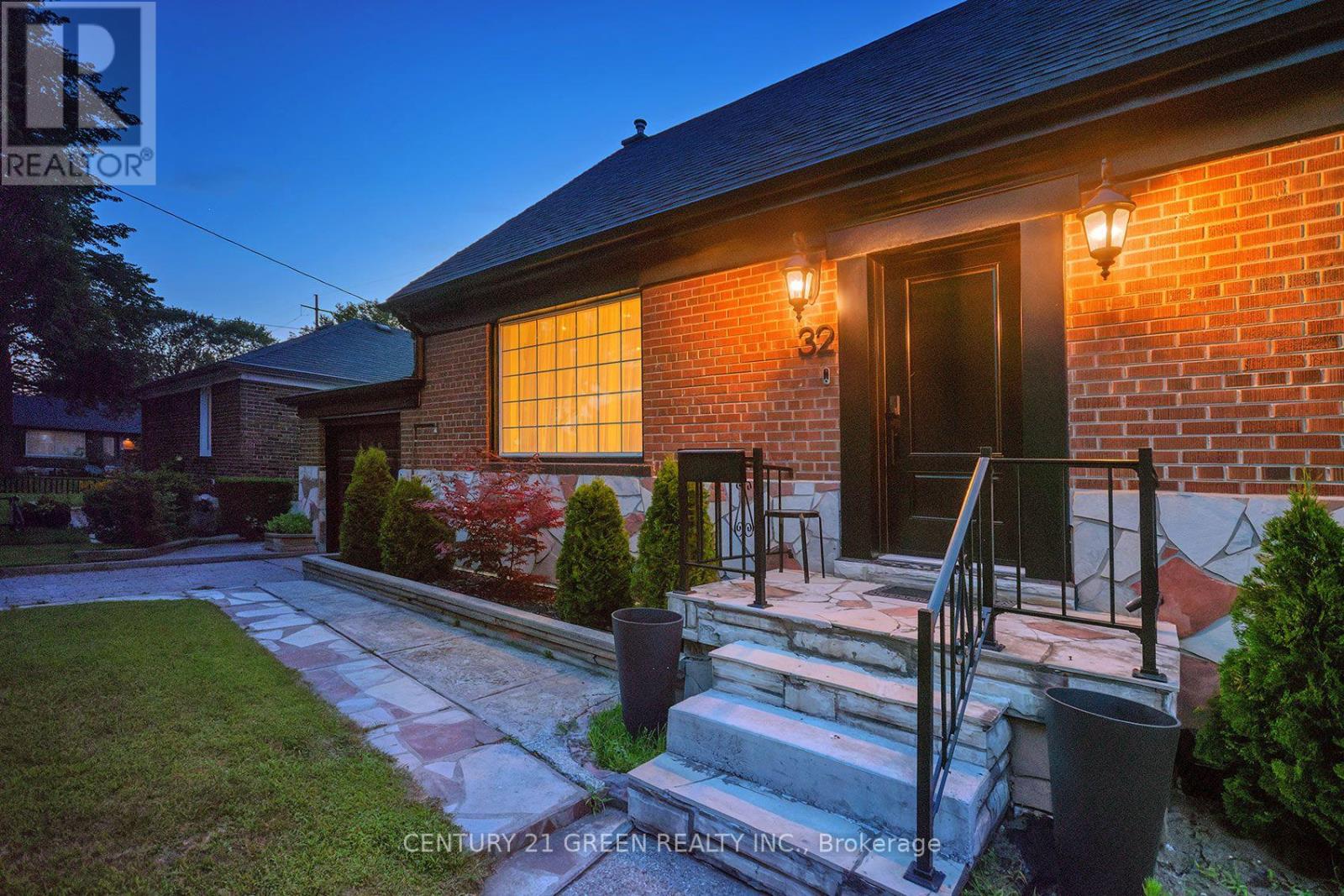 32 CASTLEBAR ROAD, Toronto, Ontario