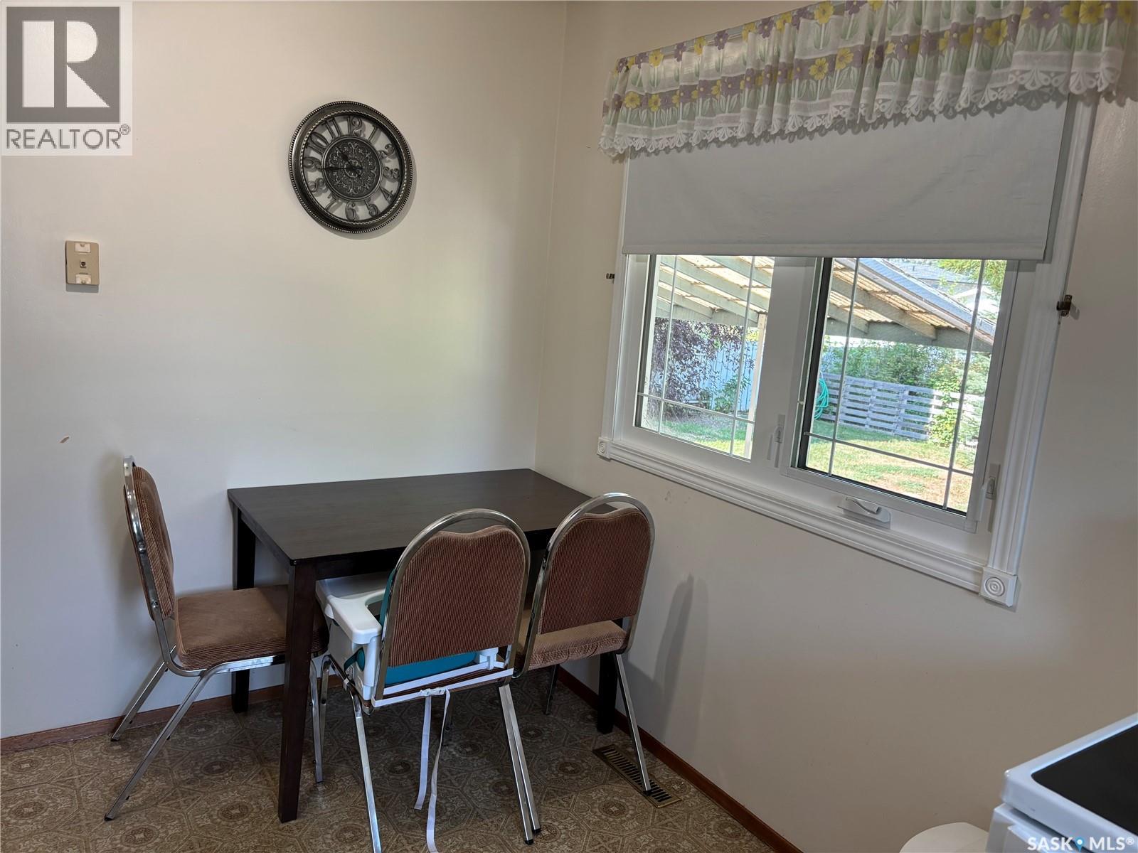 8 Whyte Place, Swift Current, Saskatchewan S9H 1P8 - Photo 3 - SK044281