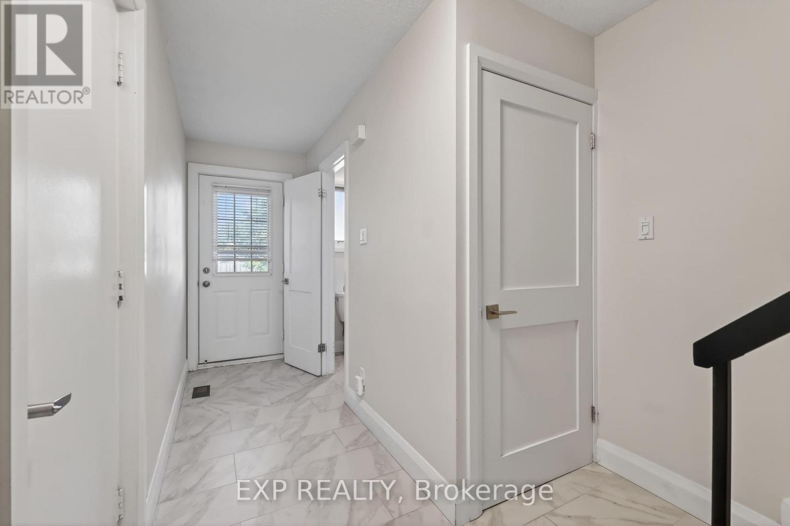 1551 Hoskins Crescent, Ottawa, Ontario K1C 2G3 - Photo 2 - X13628762