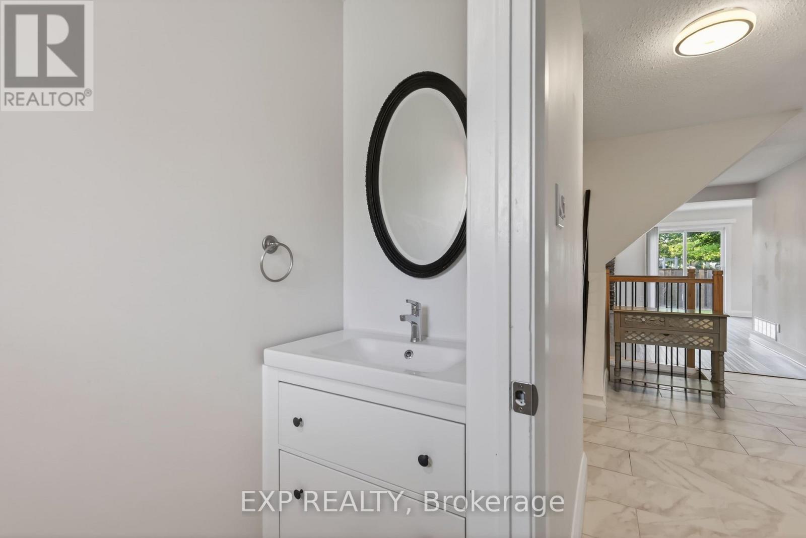 1551 Hoskins Crescent, Ottawa, Ontario K1C 2G3 - Photo 3 - X13628762