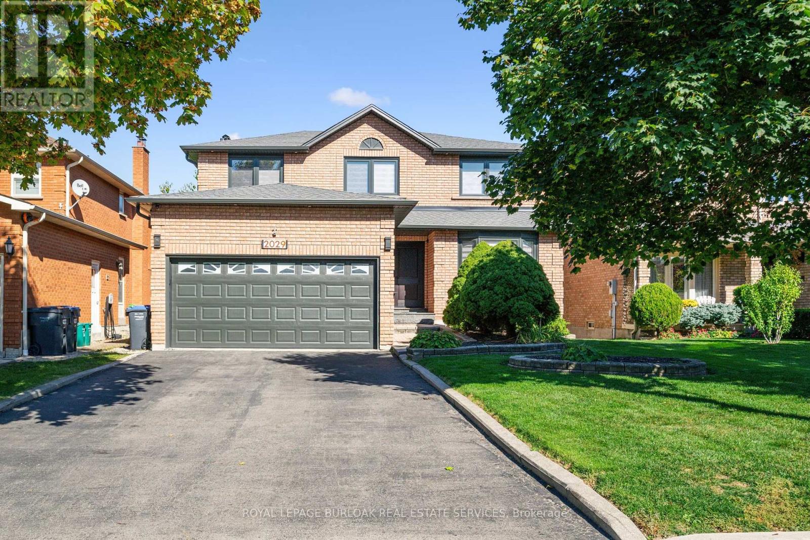 2029 Kempton Park Drive, Mississauga, Ontario  L5M 2Z4 - Photo 2 - W13496674
