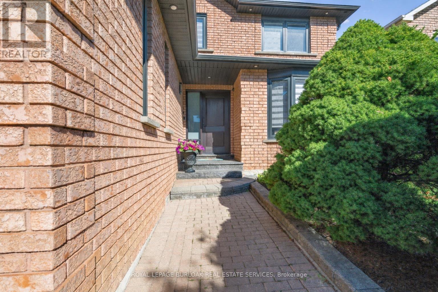 2029 Kempton Park Drive, Mississauga, Ontario  L5M 2Z4 - Photo 4 - W13496674