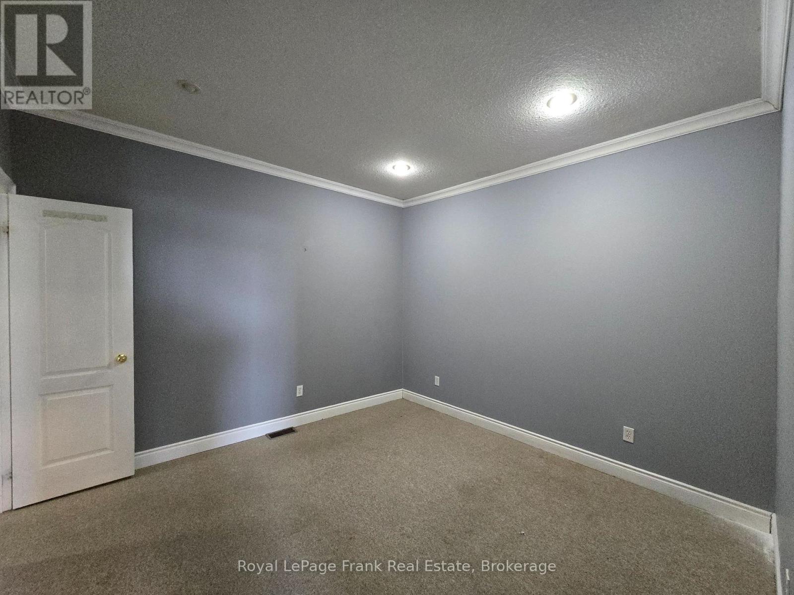 208 - 54 King Street E, Clarington, Ontario  L1C 1N3 - Photo 2 - E13628942