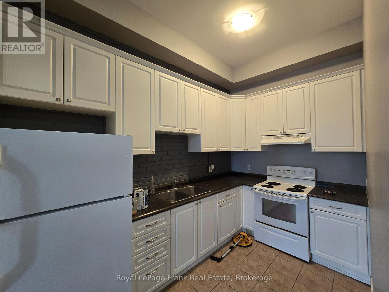 208 - 54 King Street E, Clarington, Ontario  L1C 1N3 - Photo 3 - E13628942