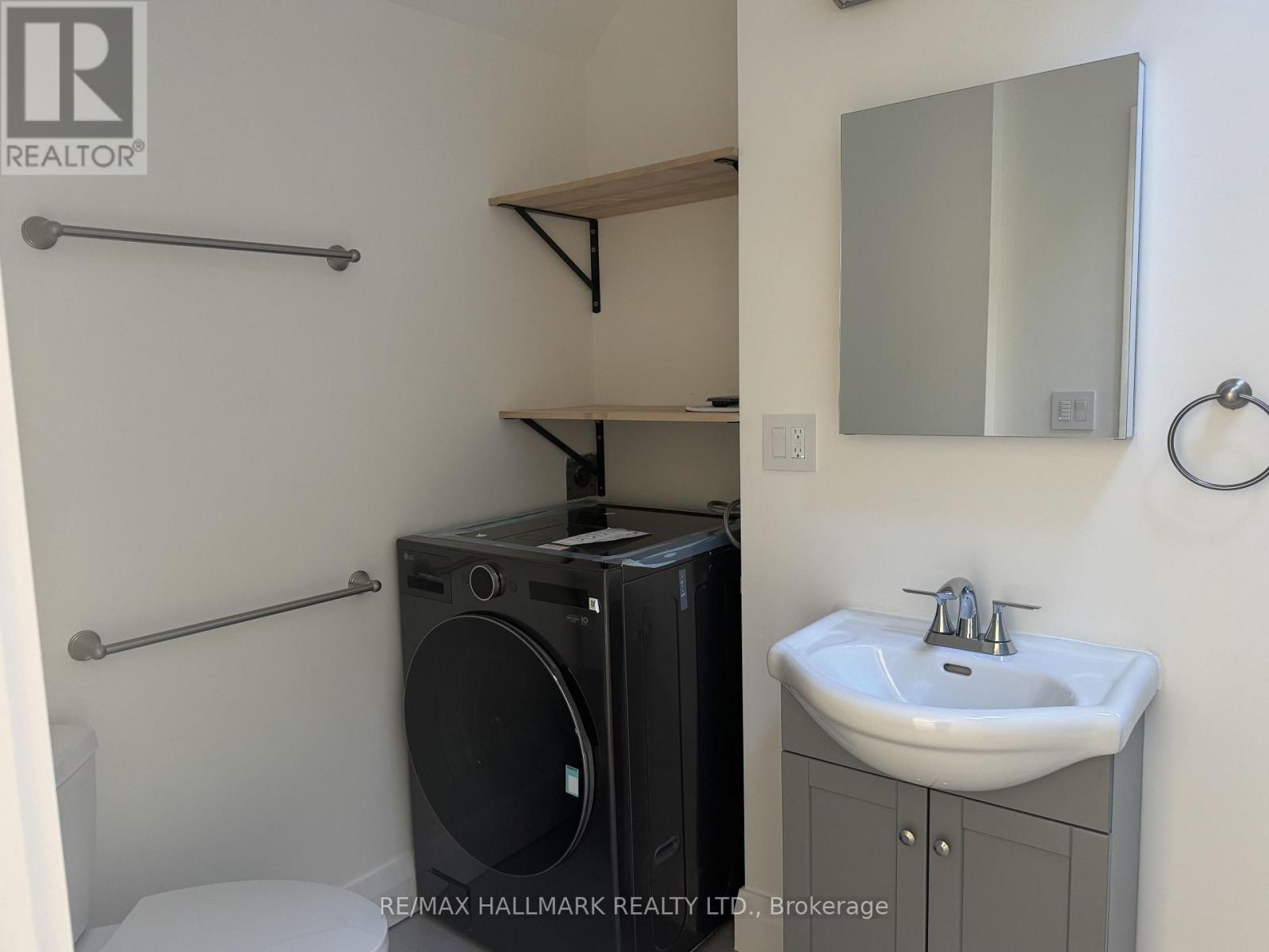 Upper - 553 Broadview Avenue, Toronto, Ontario  M4K 2N7 - Photo 12 - E13629028