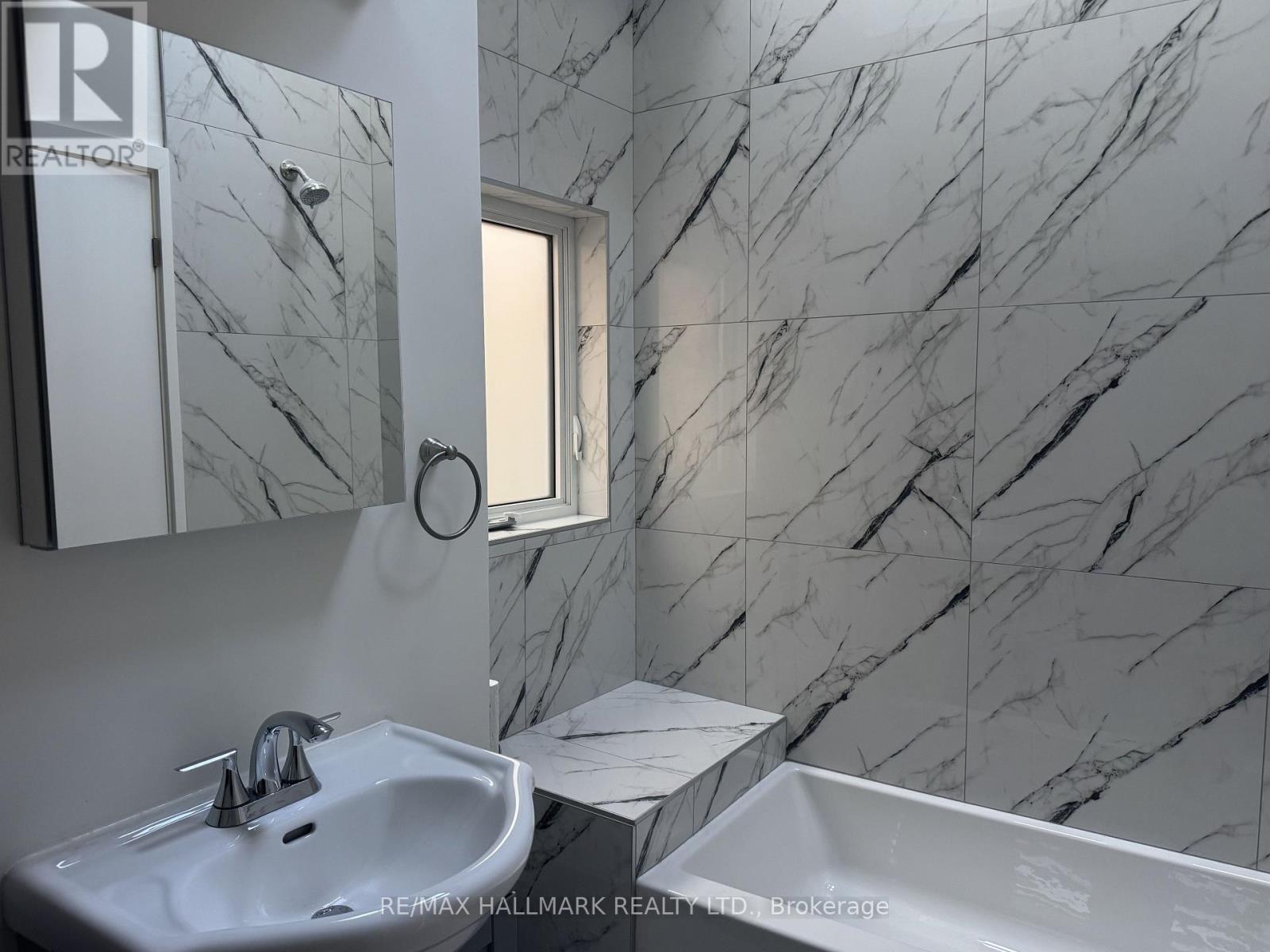 Upper - 553 Broadview Avenue, Toronto, Ontario  M4K 2N7 - Photo 13 - E13629028