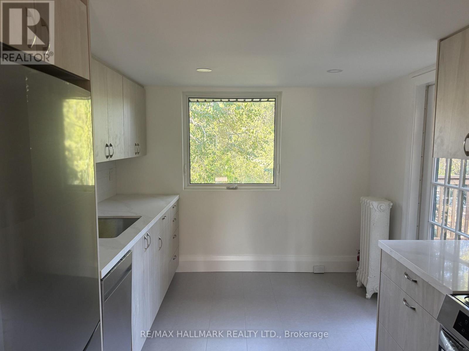 Upper - 553 Broadview Avenue, Toronto, Ontario  M4K 2N7 - Photo 14 - E13629028