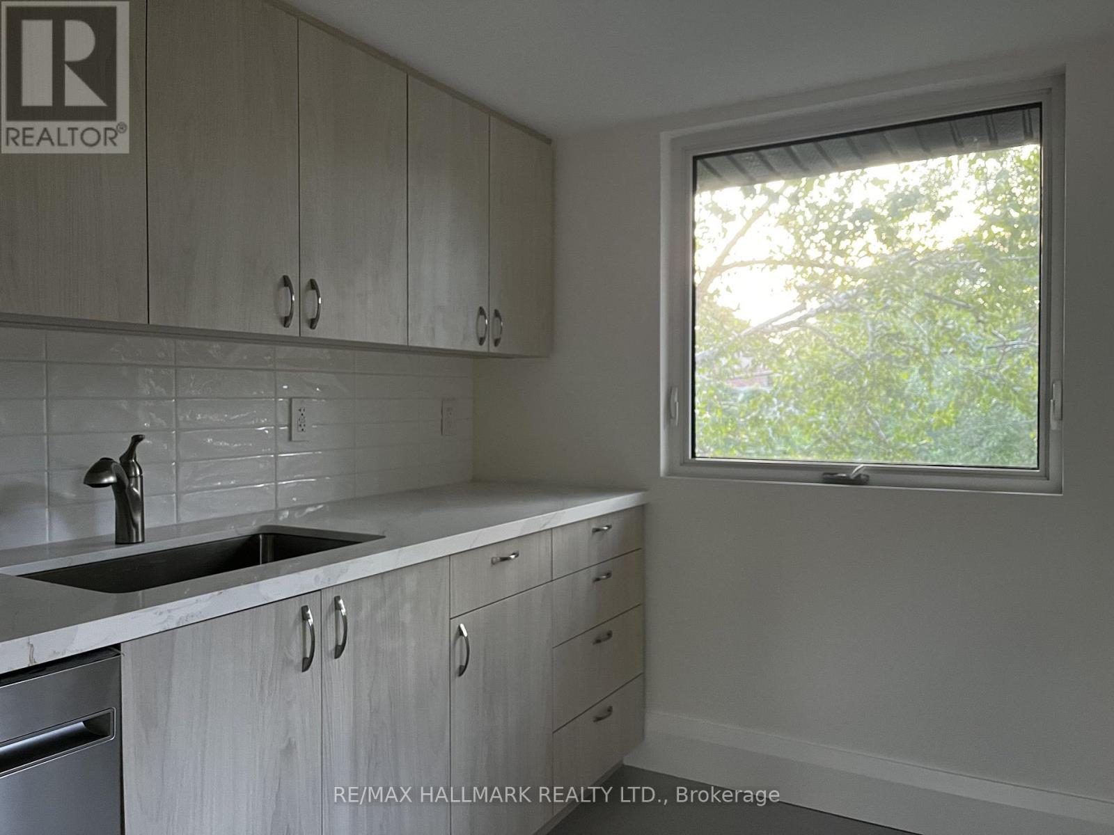 Upper - 553 Broadview Avenue, Toronto, Ontario  M4K 2N7 - Photo 15 - E13629028