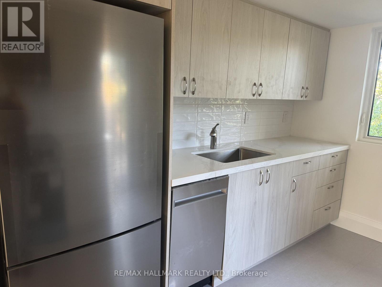 Upper - 553 Broadview Avenue, Toronto, Ontario  M4K 2N7 - Photo 19 - E13629028