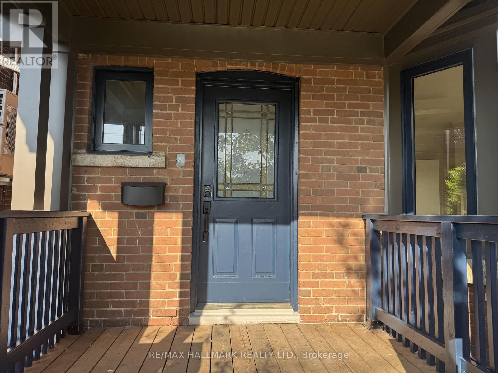 Upper - 553 Broadview Avenue, Toronto, Ontario  M4K 2N7 - Photo 2 - E13629028