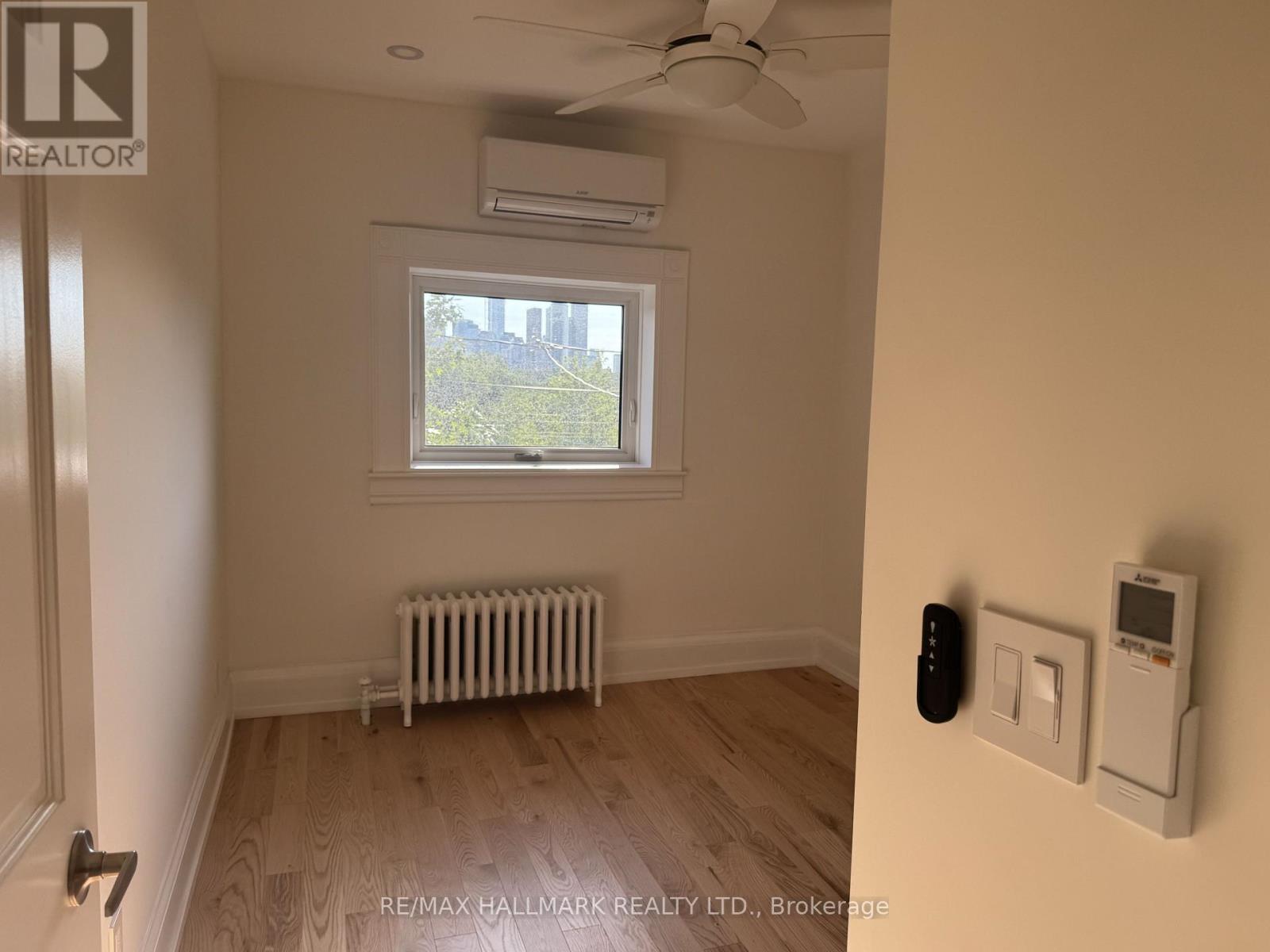 Upper - 553 Broadview Avenue, Toronto, Ontario  M4K 2N7 - Photo 20 - E13629028