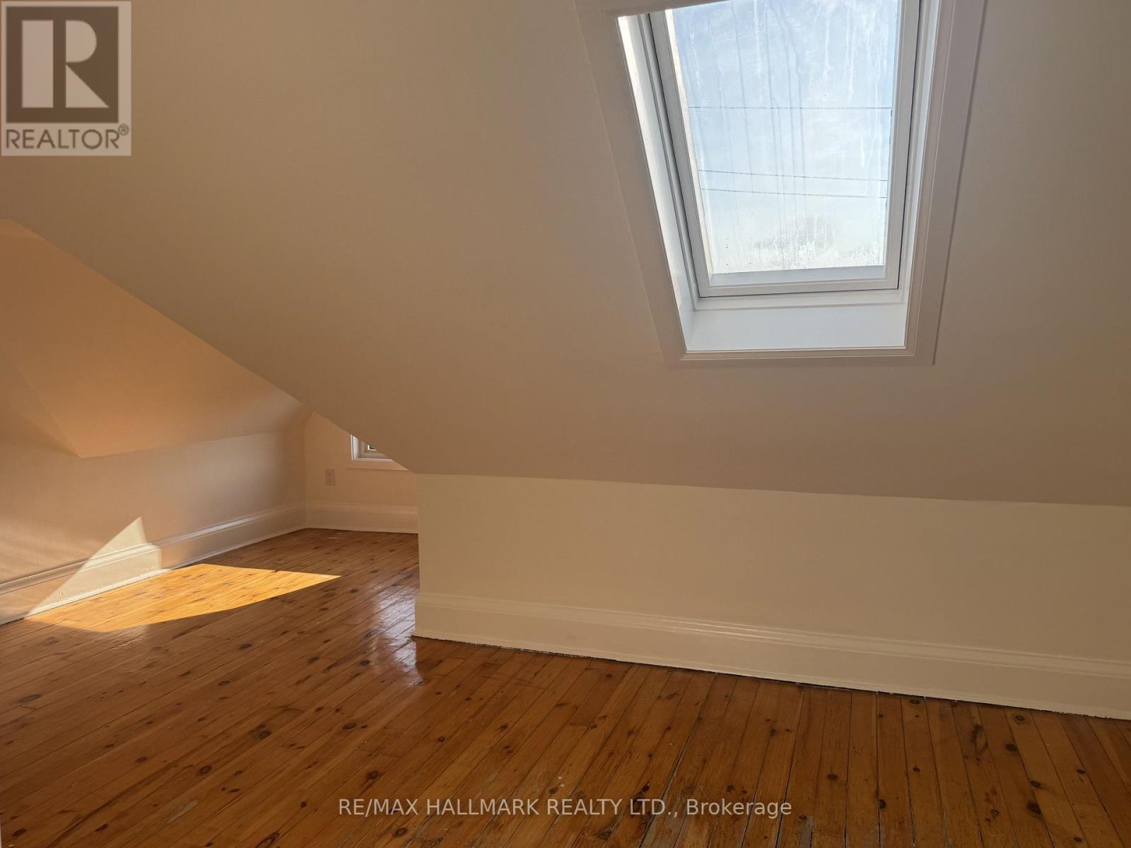 Upper - 553 Broadview Avenue, Toronto, Ontario  M4K 2N7 - Photo 26 - E13629028