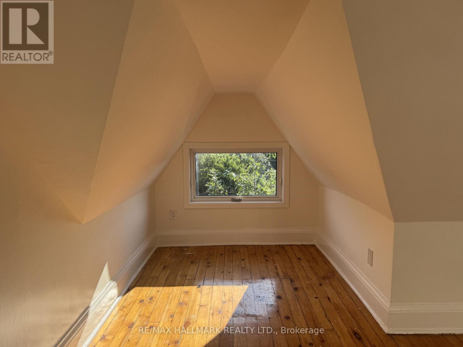 Upper - 553 Broadview Avenue, Toronto, Ontario  M4K 2N7 - Photo 27 - E13629028