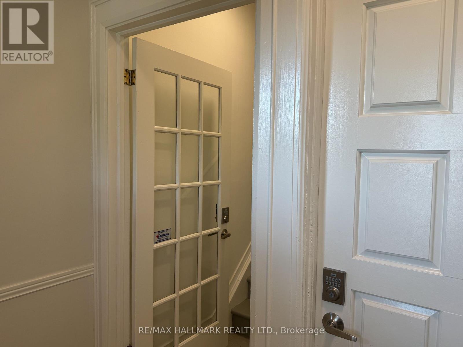 Upper - 553 Broadview Avenue, Toronto, Ontario  M4K 2N7 - Photo 3 - E13629028