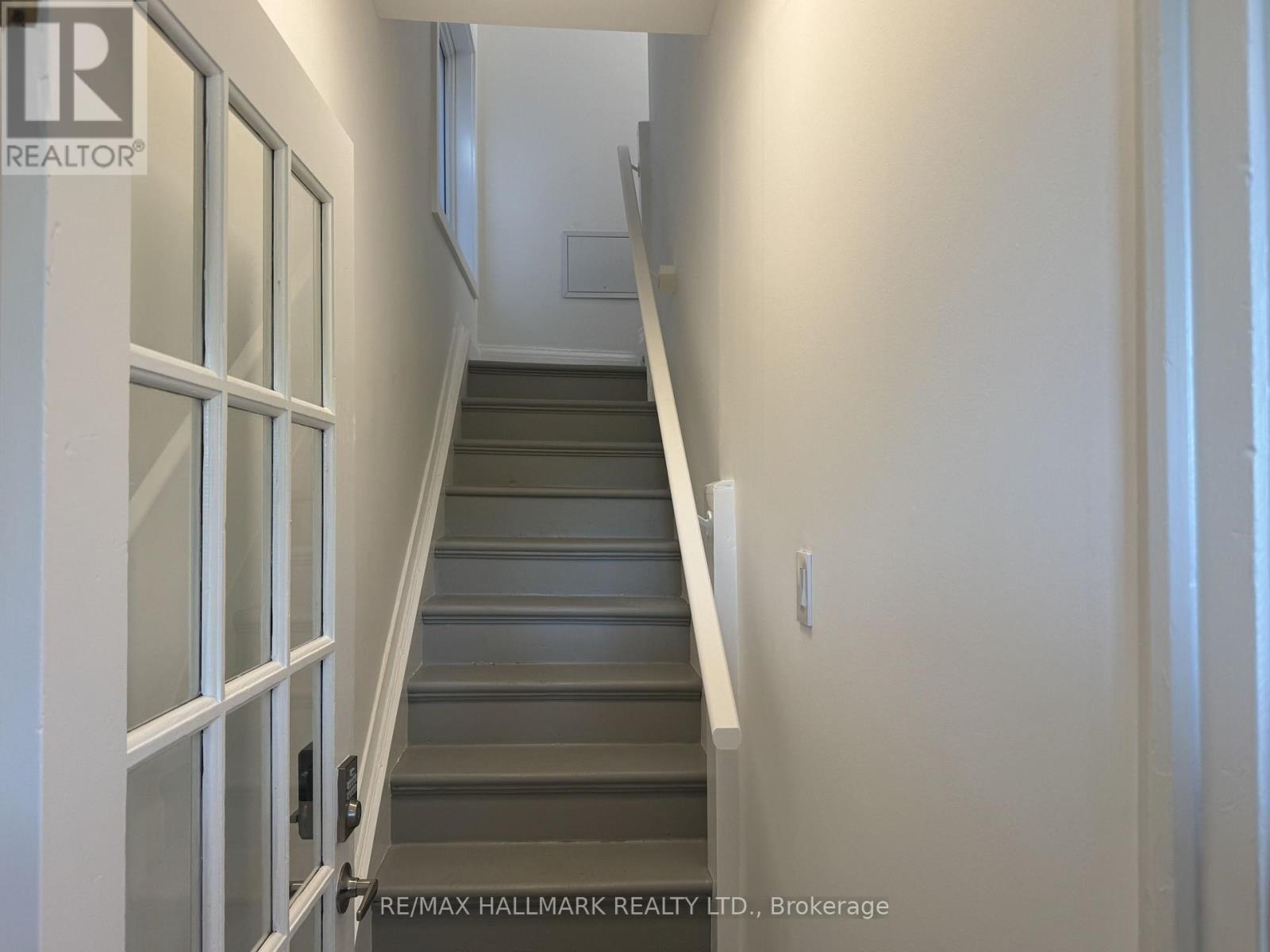 Upper - 553 Broadview Avenue, Toronto, Ontario  M4K 2N7 - Photo 4 - E13629028