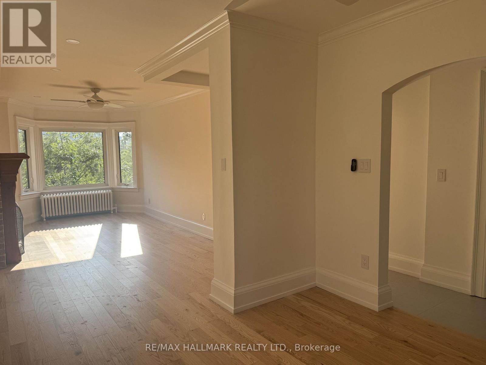 Upper - 553 Broadview Avenue, Toronto, Ontario  M4K 2N7 - Photo 9 - E13629028