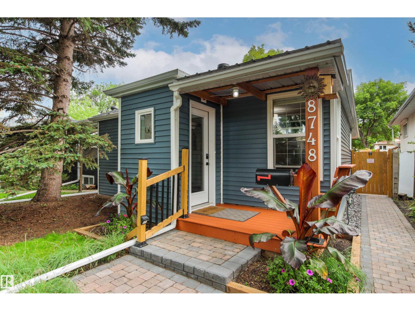 8748 80 Av NW, Edmonton, Alberta  T6C 0T5 - Photo 4 - E4501777