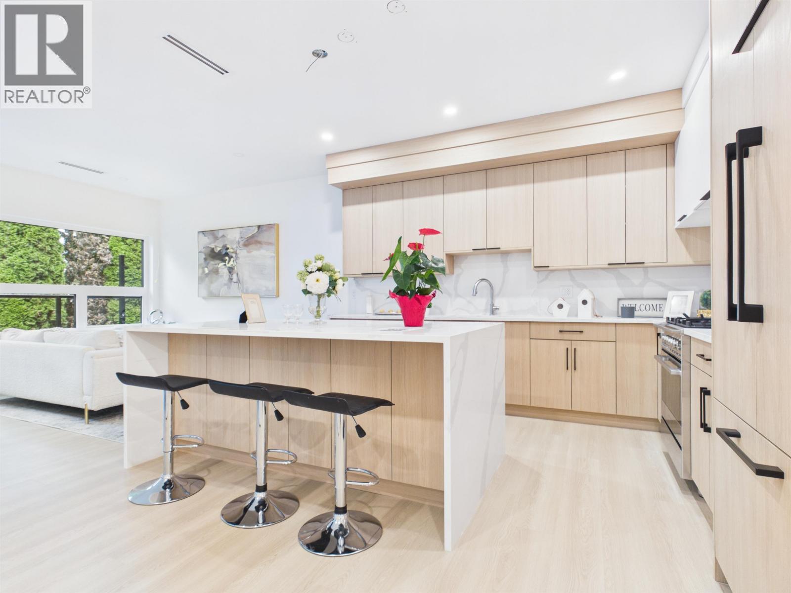 1 6118 Irmin Street, Burnaby, British Columbia V5J 4W2 - Photo 2 - R3142660