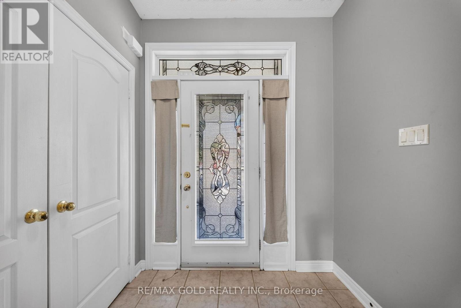 104 Everingham Circle, Brampton, Ontario  L6R 0R9 - Photo 3 - W13629094