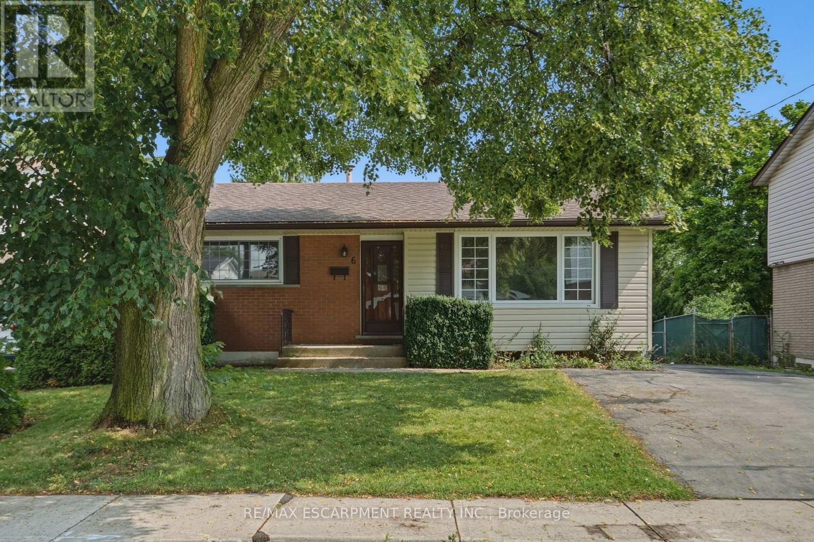 6 CAPRICE COURT, Hamilton, Ontario