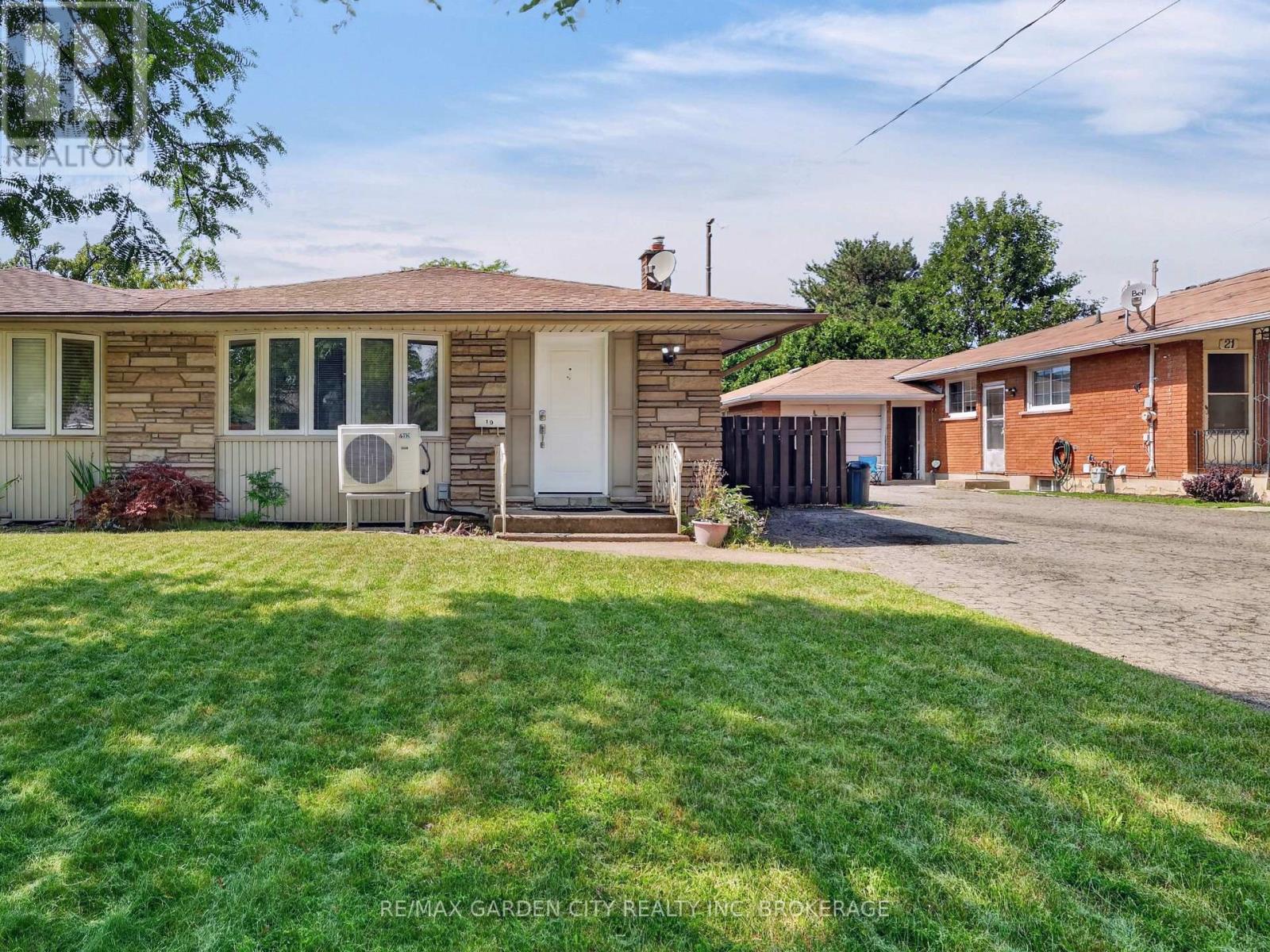 19 BLACK KNIGHT ROAD, St. Catharines, Ontario