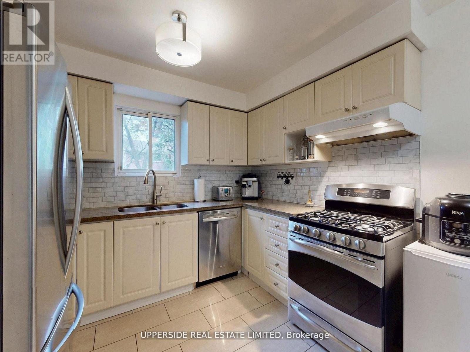 64 Colleen Street, Vaughan, Ontario  L4J 5G6 - Photo 8 - N13629224