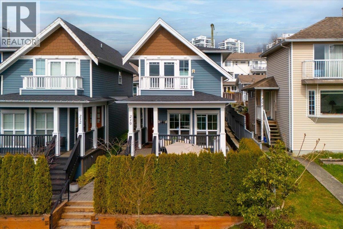 210 W 5TH STREET, North Vancouver, British Columbia