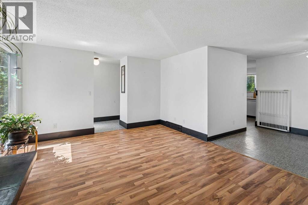 2524 106 Avenue Sw, Calgary, Alberta  T2W 2H9 - Photo 5 - A2325326