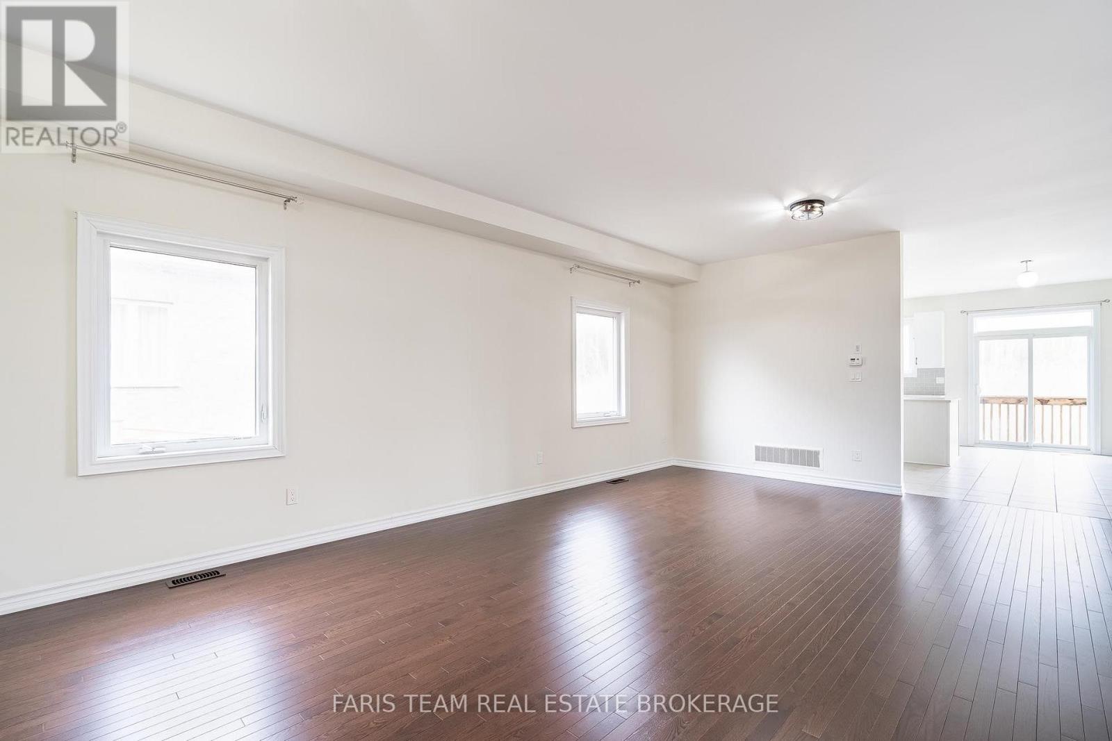 33 Pearl Street, Wasaga Beach, Ontario  L9Z 0G9 - Photo 12 - S13629264