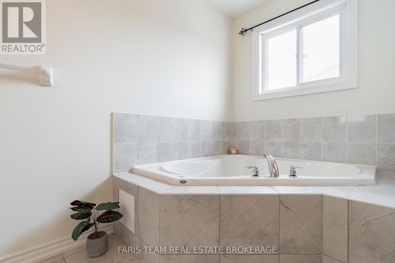 33 Pearl Street, Wasaga Beach, Ontario  L9Z 0G9 - Photo 23 - S13629264