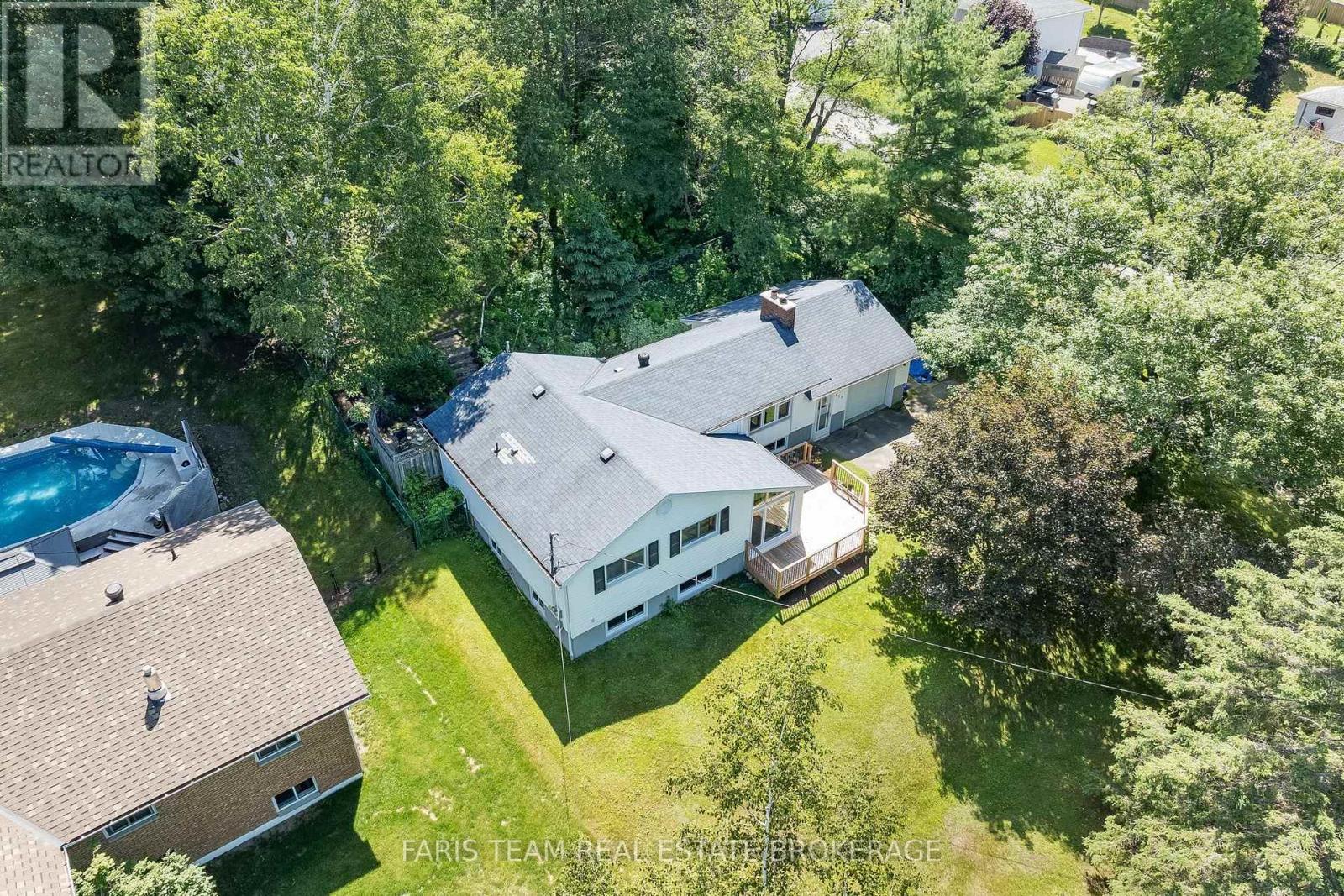257 Church Street, Penetanguishene, Ontario  L9M 1G6 - Photo 2 - S13629316