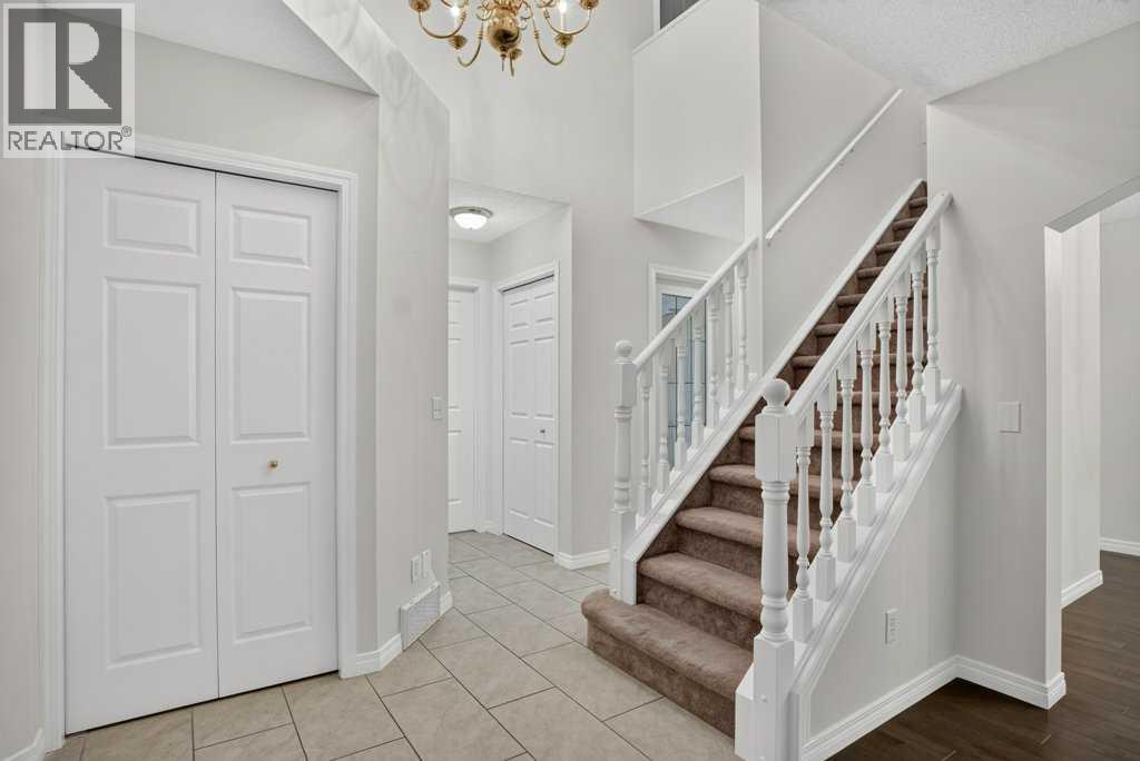 338 Panamount Drive NW, Calgary, Alberta  T3K 5M1 - Photo 9 - A2326109