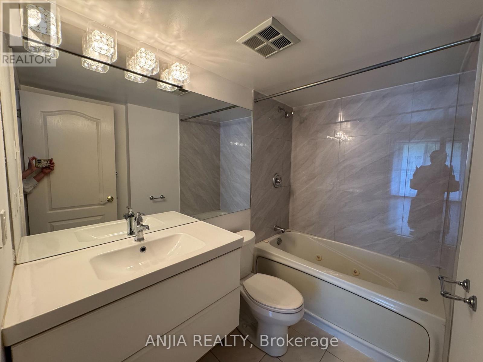 211 - 75 York Mills Road, Toronto, Ontario  M2P 2E7 - Photo 16 - C13629424