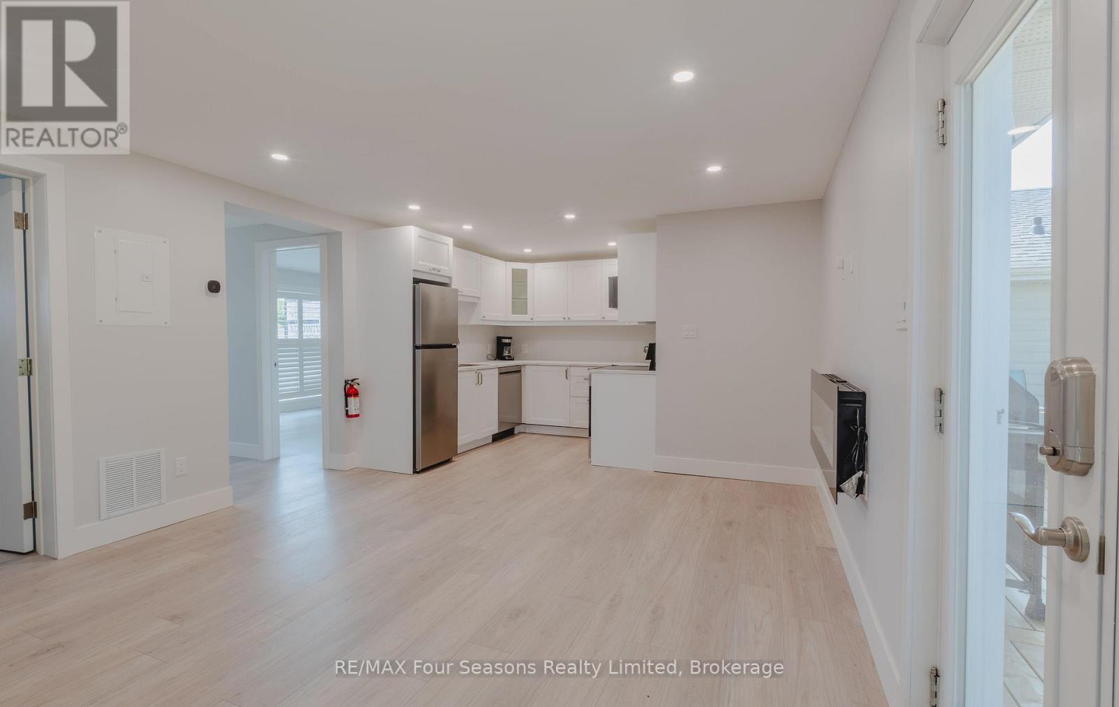 9811 Beachwood Road, Collingwood, Ontario  L9Y 5P1 - Photo 2 - S13629516