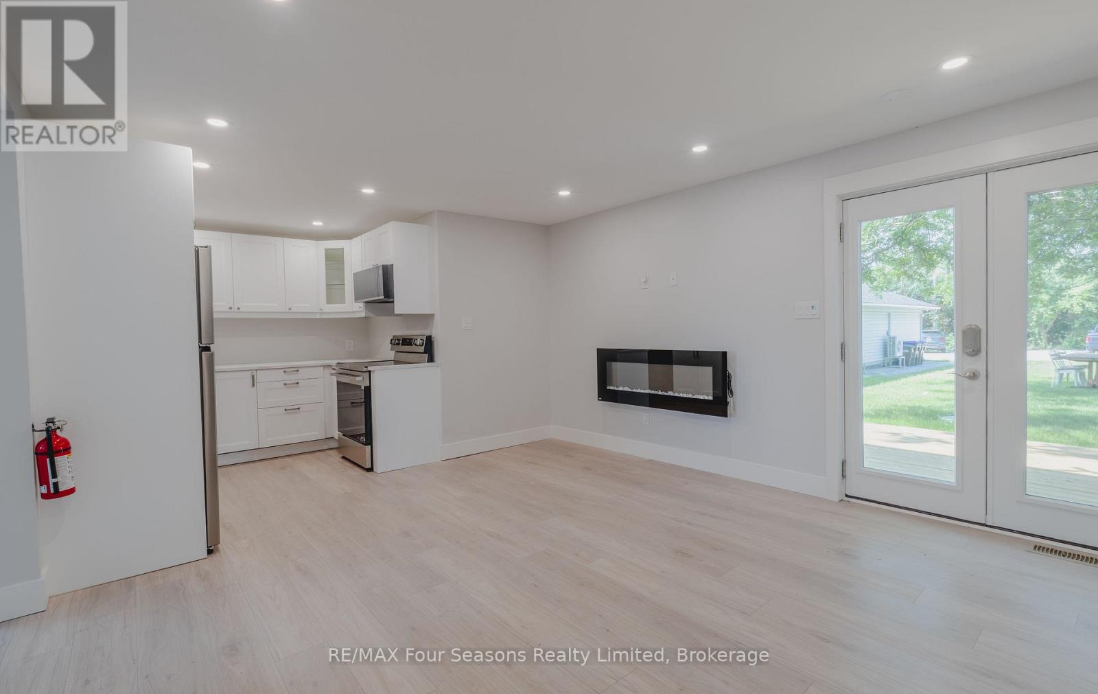 9811 Beachwood Road, Collingwood, Ontario  L9Y 5P1 - Photo 3 - S13629516