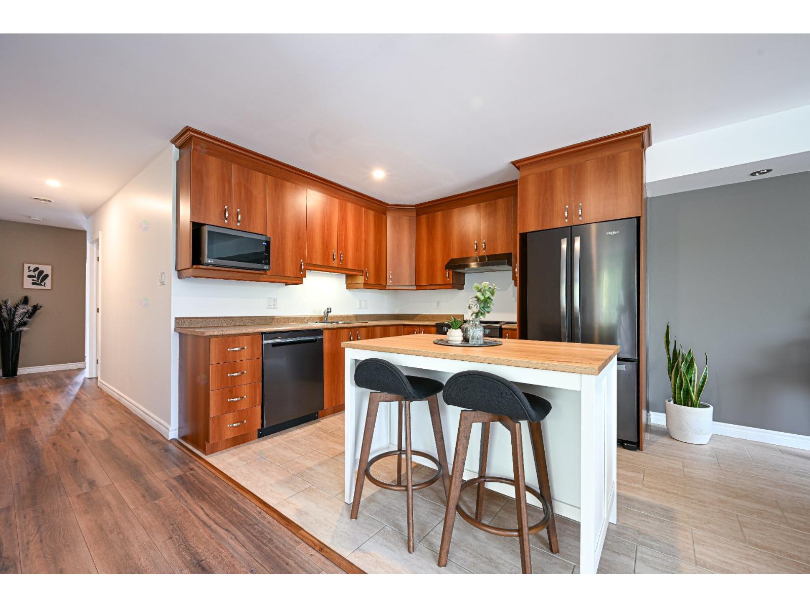 6576 Rue Vézina Québec (La Haute-Saint-Charles) Quebec Canada G3E2J3 5