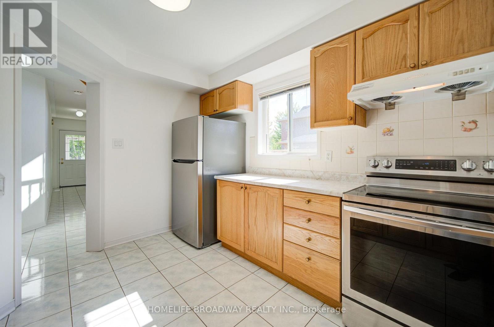 16 Raymond Bartlett Avenue, Markham, Ontario  L3R 5H7 - Photo 10 - N13629532