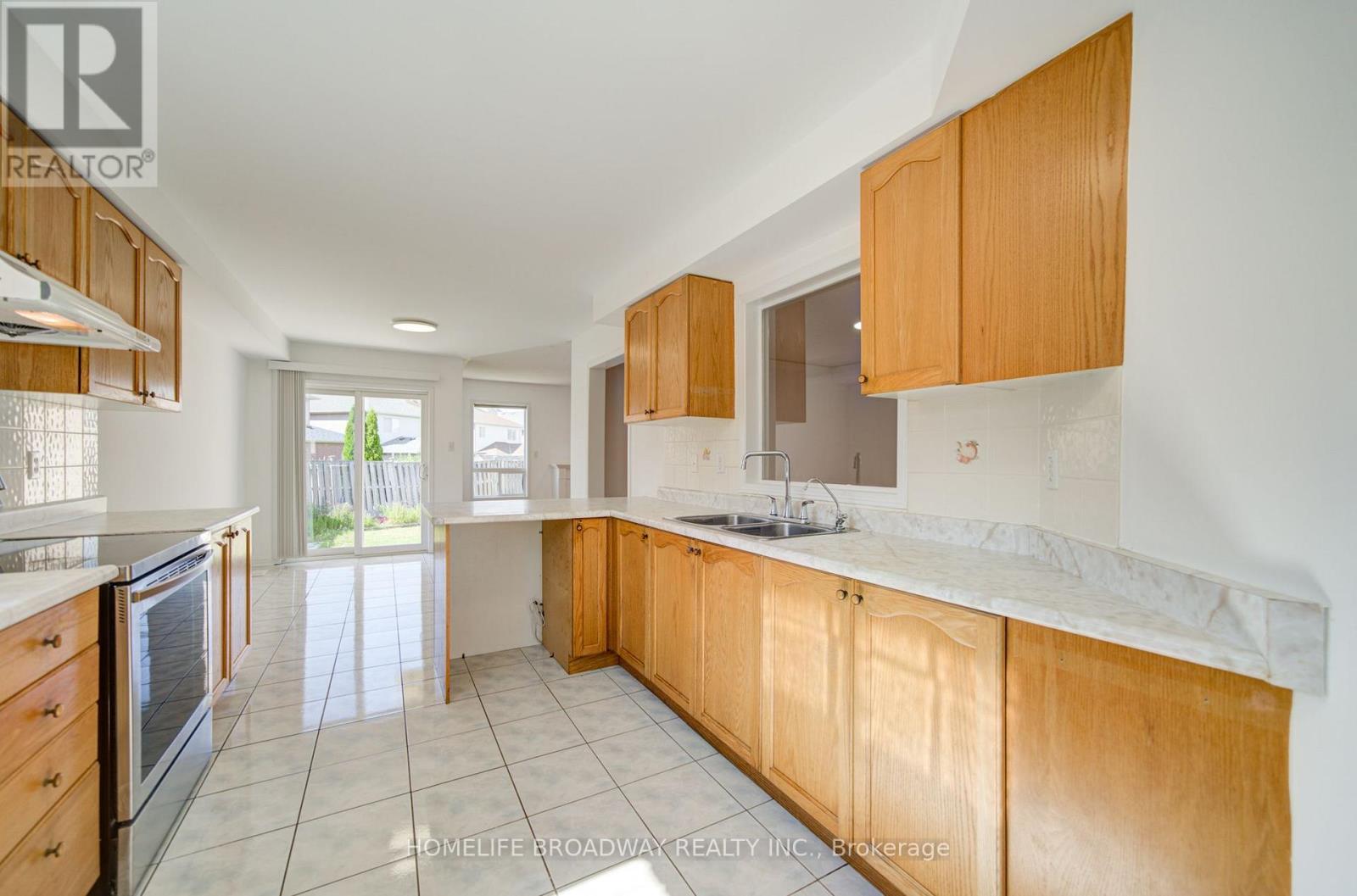 16 Raymond Bartlett Avenue, Markham, Ontario  L3R 5H7 - Photo 11 - N13629532