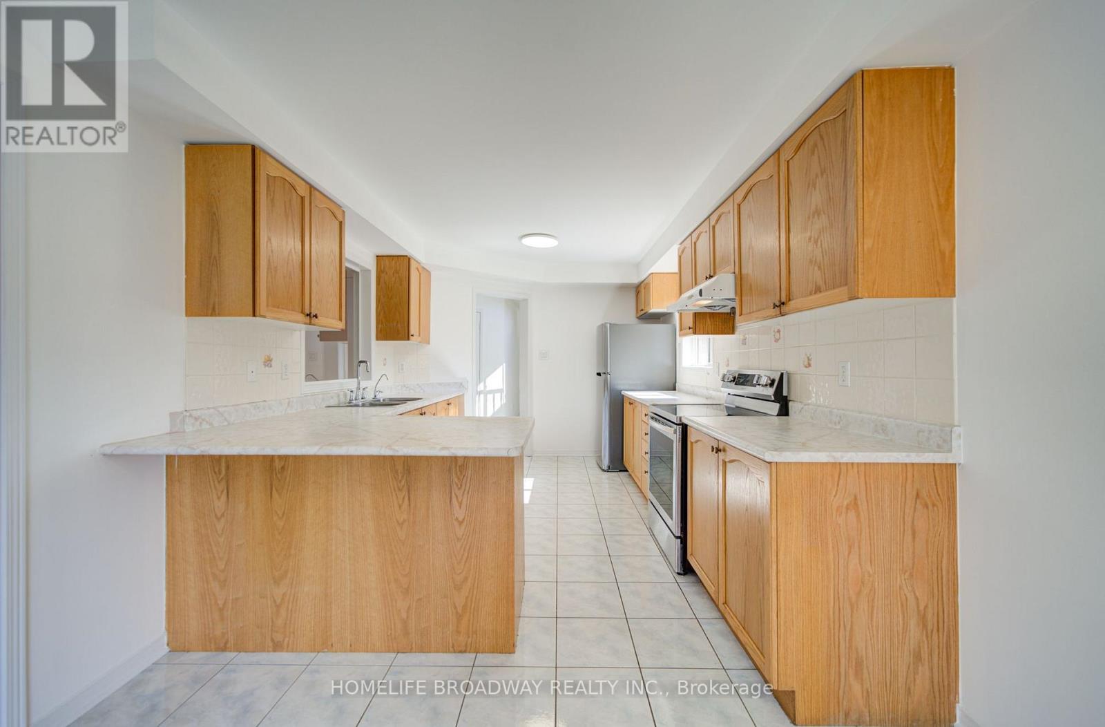 16 Raymond Bartlett Avenue, Markham, Ontario  L3R 5H7 - Photo 12 - N13629532