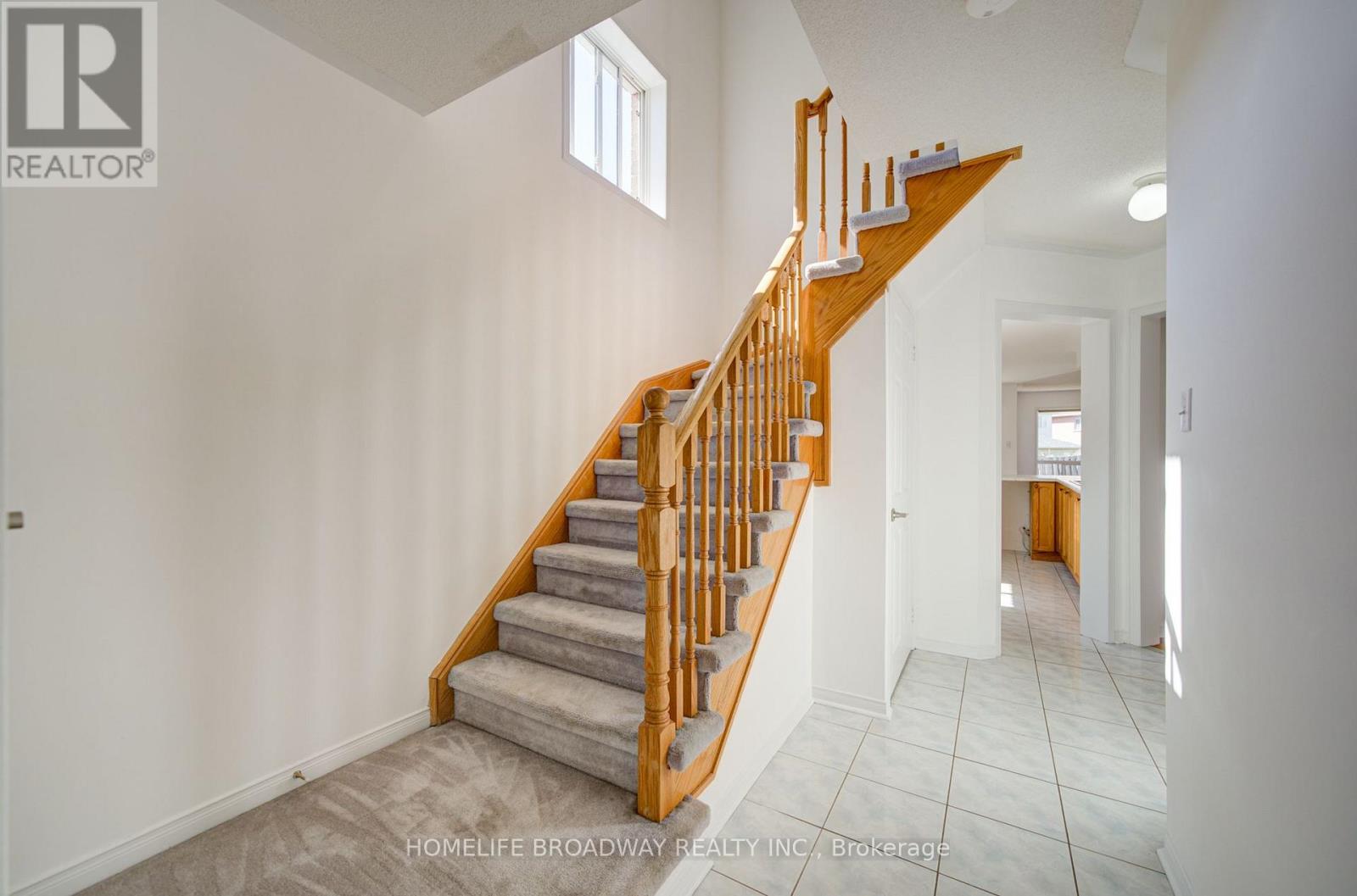 16 Raymond Bartlett Avenue, Markham, Ontario  L3R 5H7 - Photo 4 - N13629532