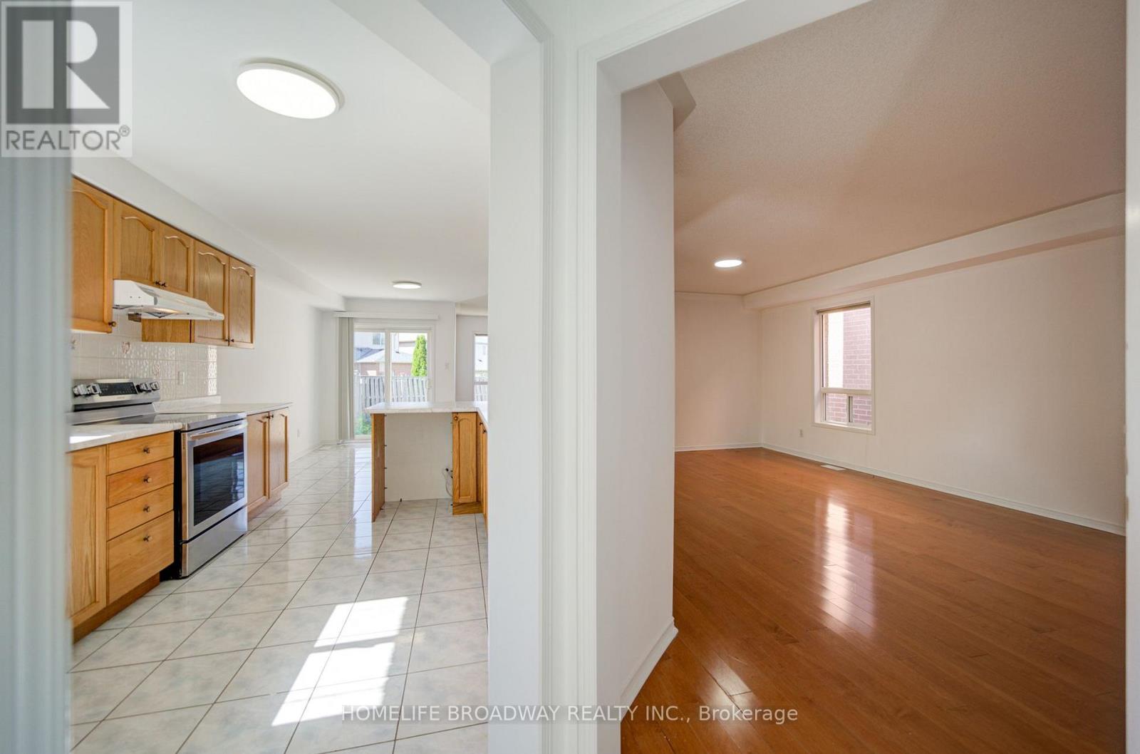 16 Raymond Bartlett Avenue, Markham, Ontario  L3R 5H7 - Photo 7 - N13629532