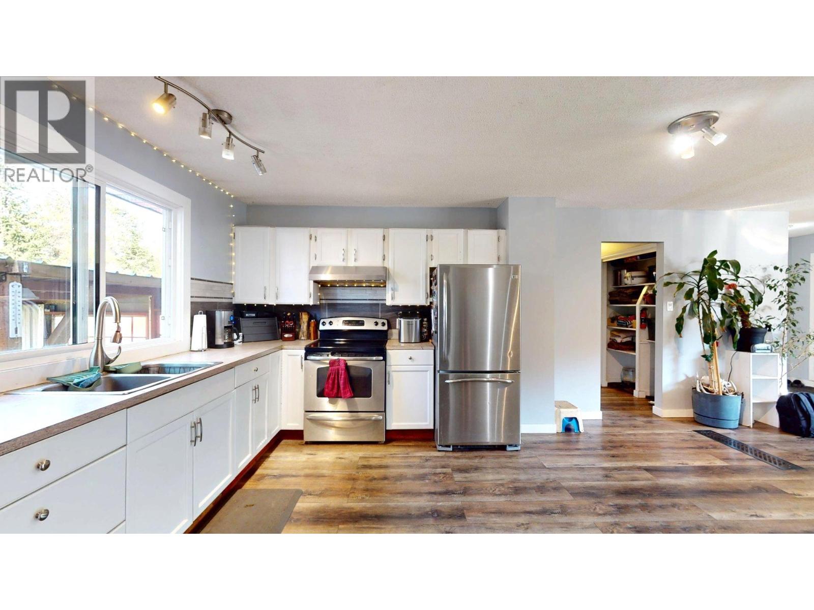 2405 Arbutus Street, Elkford, British Columbia  V0B 1H0 - Photo 3 - 10396382