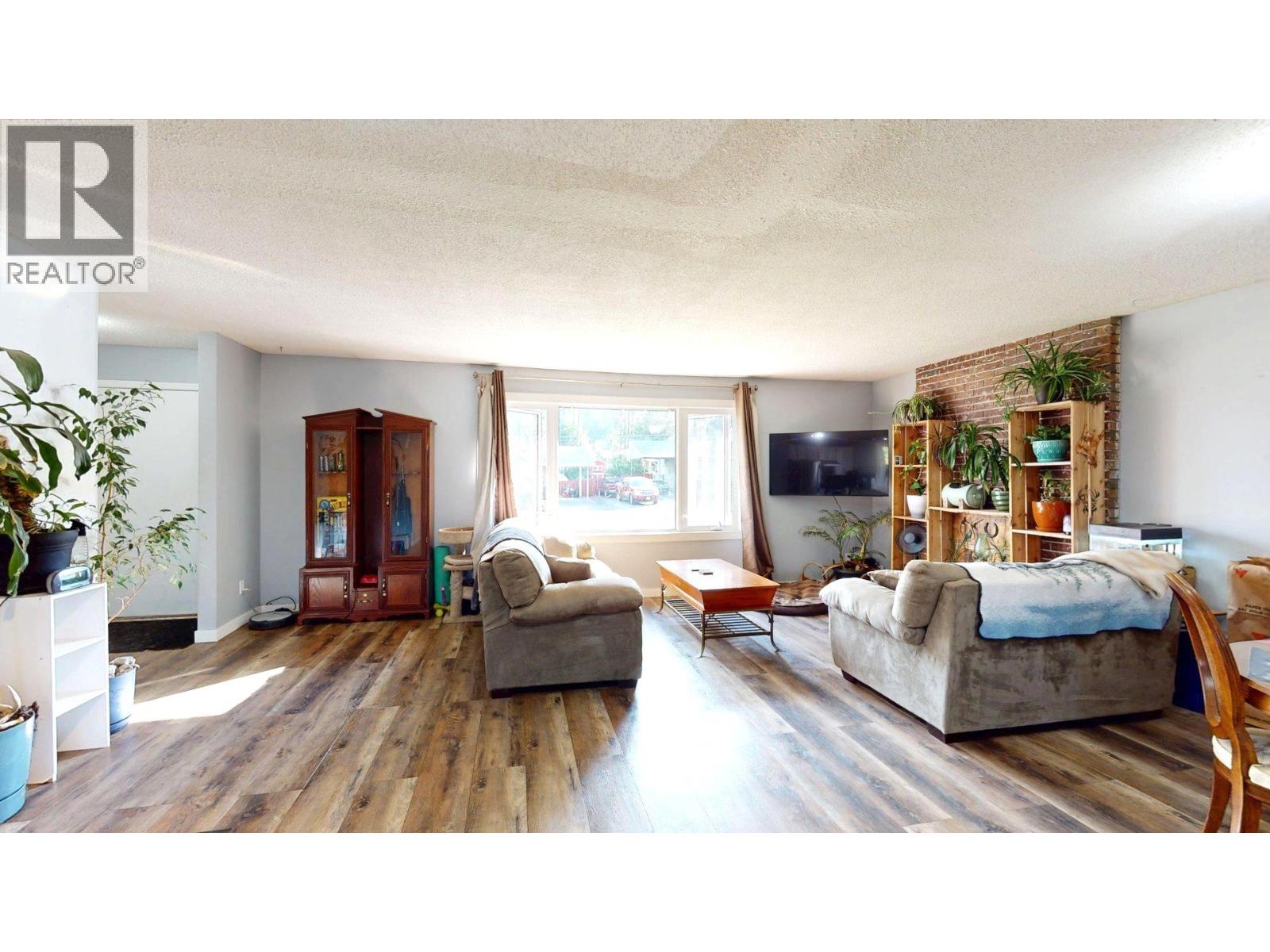 2405 Arbutus Street, Elkford, British Columbia  V0B 1H0 - Photo 9 - 10396382