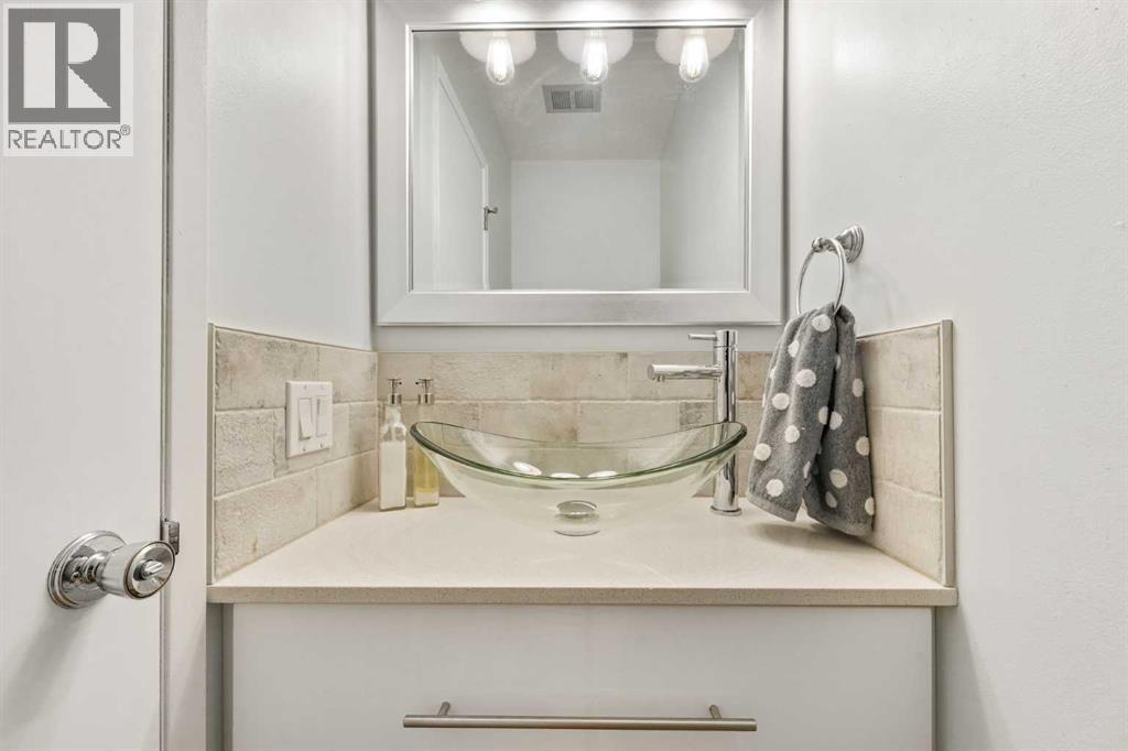 70 Brae Glen Lane SW, Calgary, Alberta  T2W 1B6 - Photo 22 - A2332250